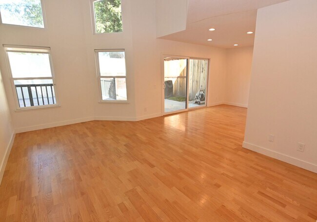 Foto del edificio - Available now 3/2.5, desireable neighborhood of Capistrano Community.