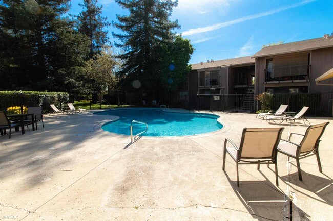 Building Photo - 1 br, 1 bath Condo - 430 Ellesmere Drive #12