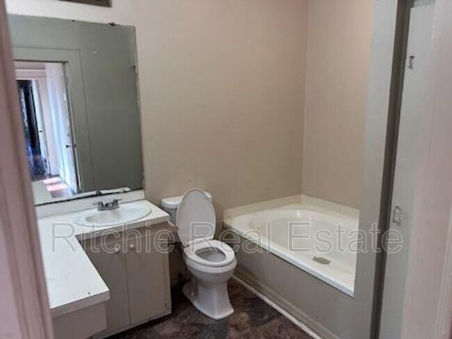 Building Photo - 404 Chester St