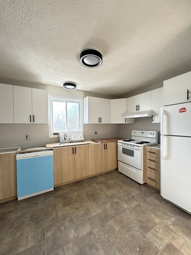 Building Photo - 668 Lalonde St