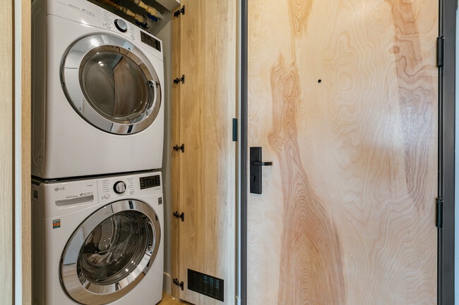 1 BR, 1.5 BA - 815SF - Archer