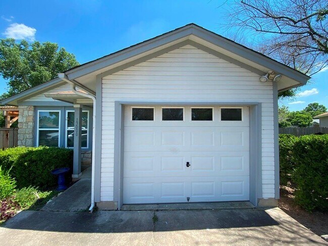 Foto del edificio - 13000 Pollard Dr