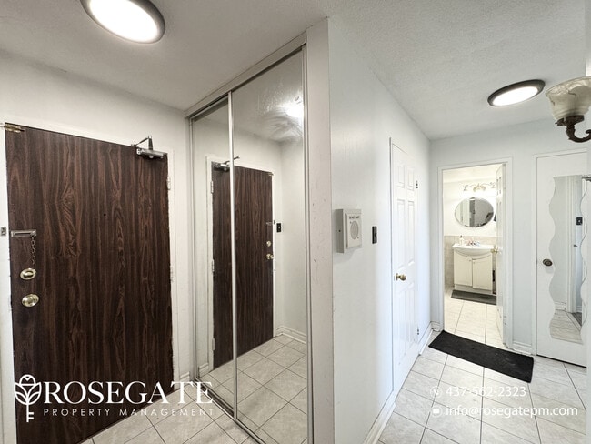 Photo du bâtiment - Bright 2-Bedroom Condo with Parking in Pri...