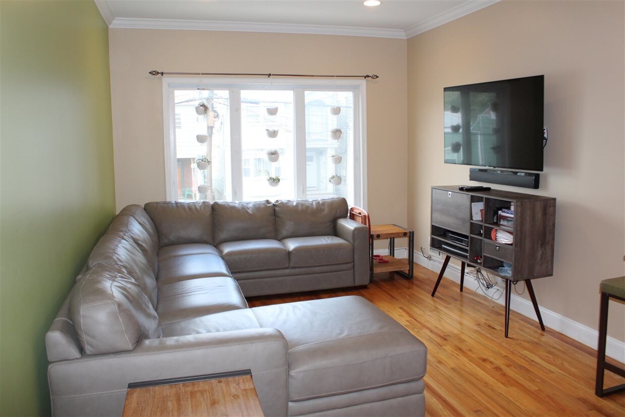 Primary Photo - 135 Poplar St
