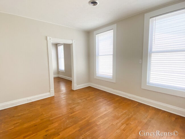 Building Photo - 960 Paradrome St