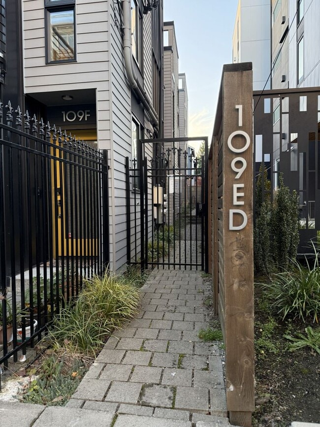 Foto del edificio - Modern 2-Bed, 2-Bath Townhome near Madison Valley – Exceptional Light, Design & Location