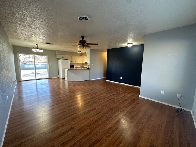 Building Photo - Sharp, appealing 3 bedroom 2 bathroom hous...