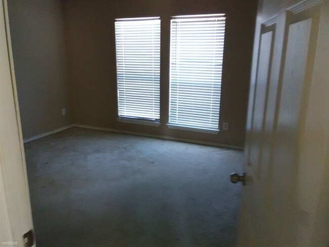 Building Photo - 1020 Kenwood Dr