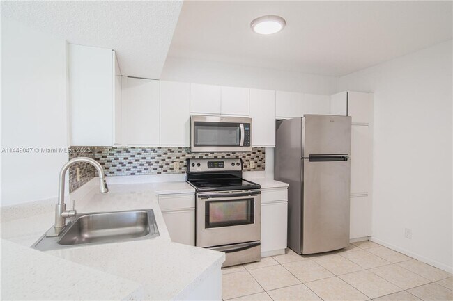 Foto del edificio - 9033 Wiles Rd