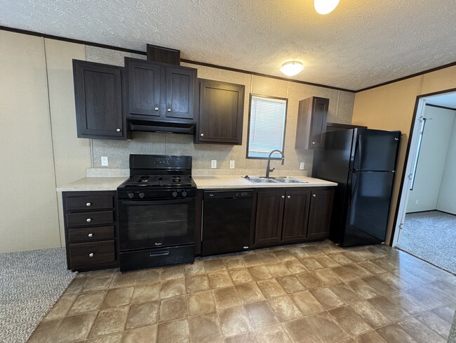 Building Photo - 48580 Pineview Dr