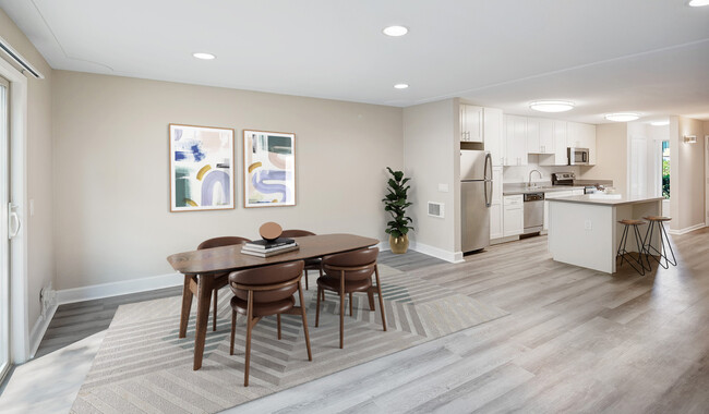 Amplia sala de estar con abundante luz natural. - Laurel Crossing Apartment Homes