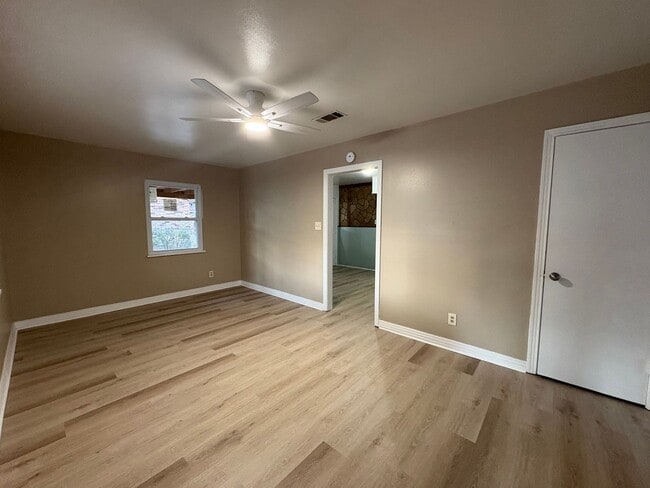 Building Photo - Amazing 4 bedroom/2 bath Home with Fireplace and Central Air & Heat!