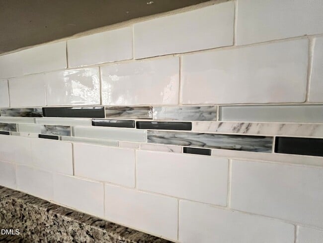 Building Photo - 807 N Ellis Ave