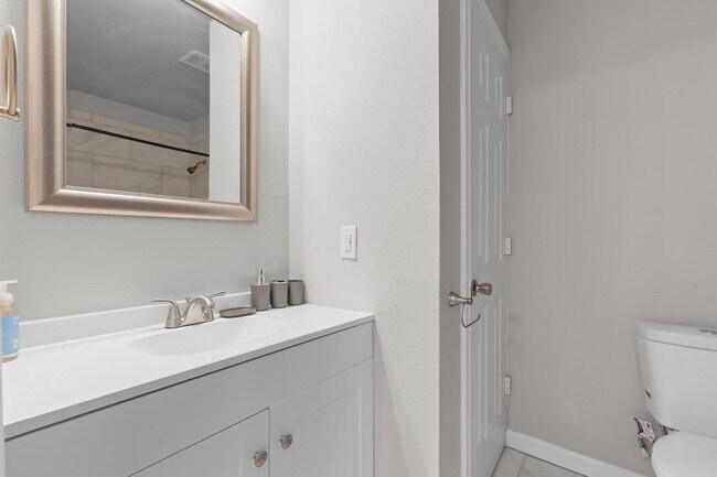 Foto del edificio - 1004 E Powell Ave