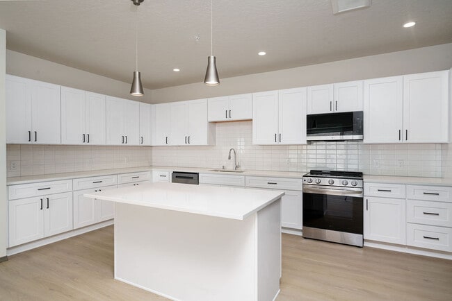 Building Photo - The Vistas Apartments at Beacon Hill