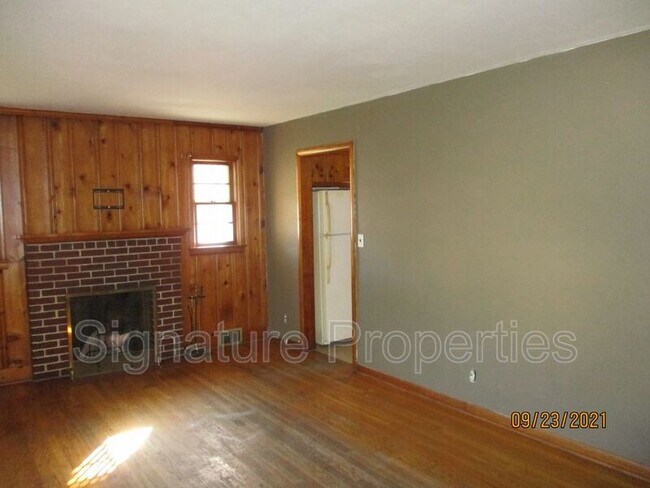 Building Photo - 201 N Delphine Ave