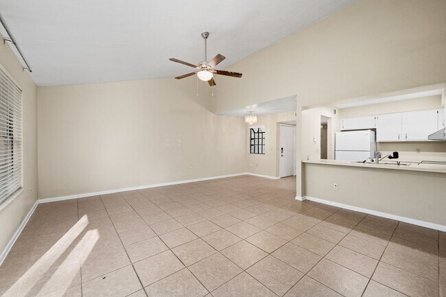 Building Photo - Spacious 3/2 Townhome in Highly Sought-After Marchwood – Available Now!