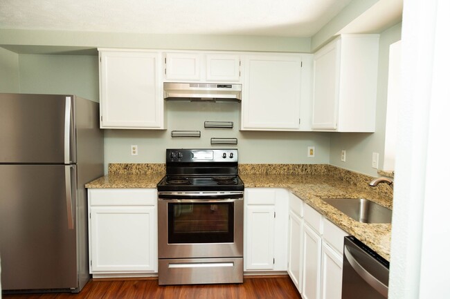 Building Photo - 1/2 OFF FIRST MONTH'S RENT West End Henric...