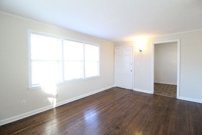 Building Photo - October FREE On This 1 Bedroom 1 Bath Dupl...