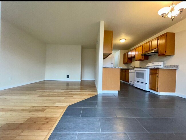 Building Photo - Spacious Top Floor One Bedroom With Front ...