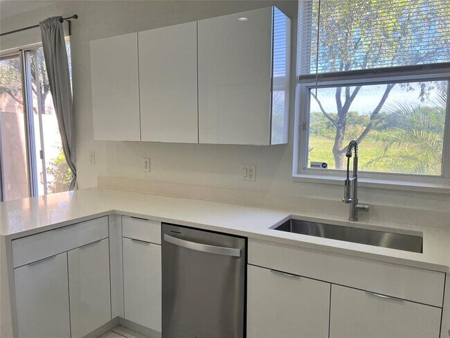Foto del edificio - 614 NW 170th Terrace