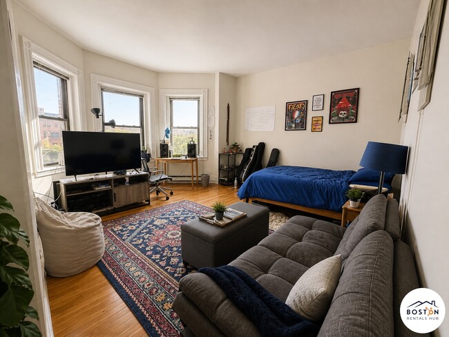 Building Photo - 905 Beacon St