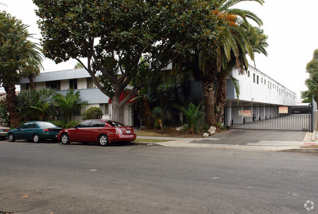 Building - 115 N Oak St