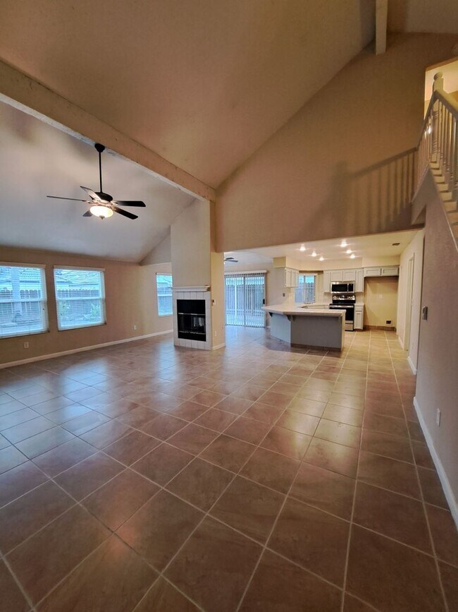 Foto del edificio - Stunning Large 4 Bedroom Home! Located Near Cedar & Nees!