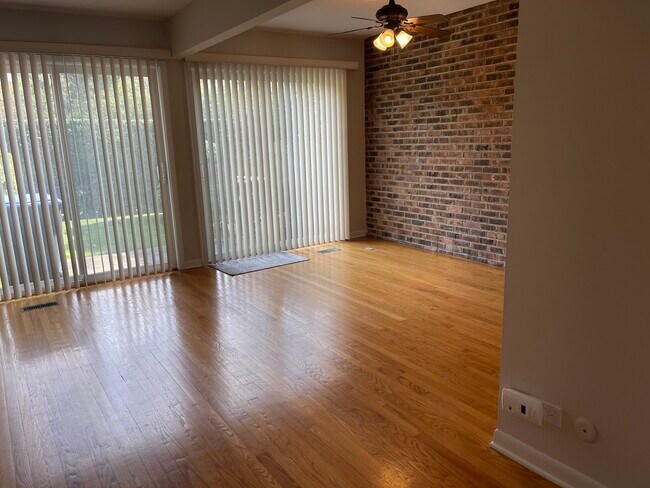 Foto del edificio - 582 Green Bay Rd