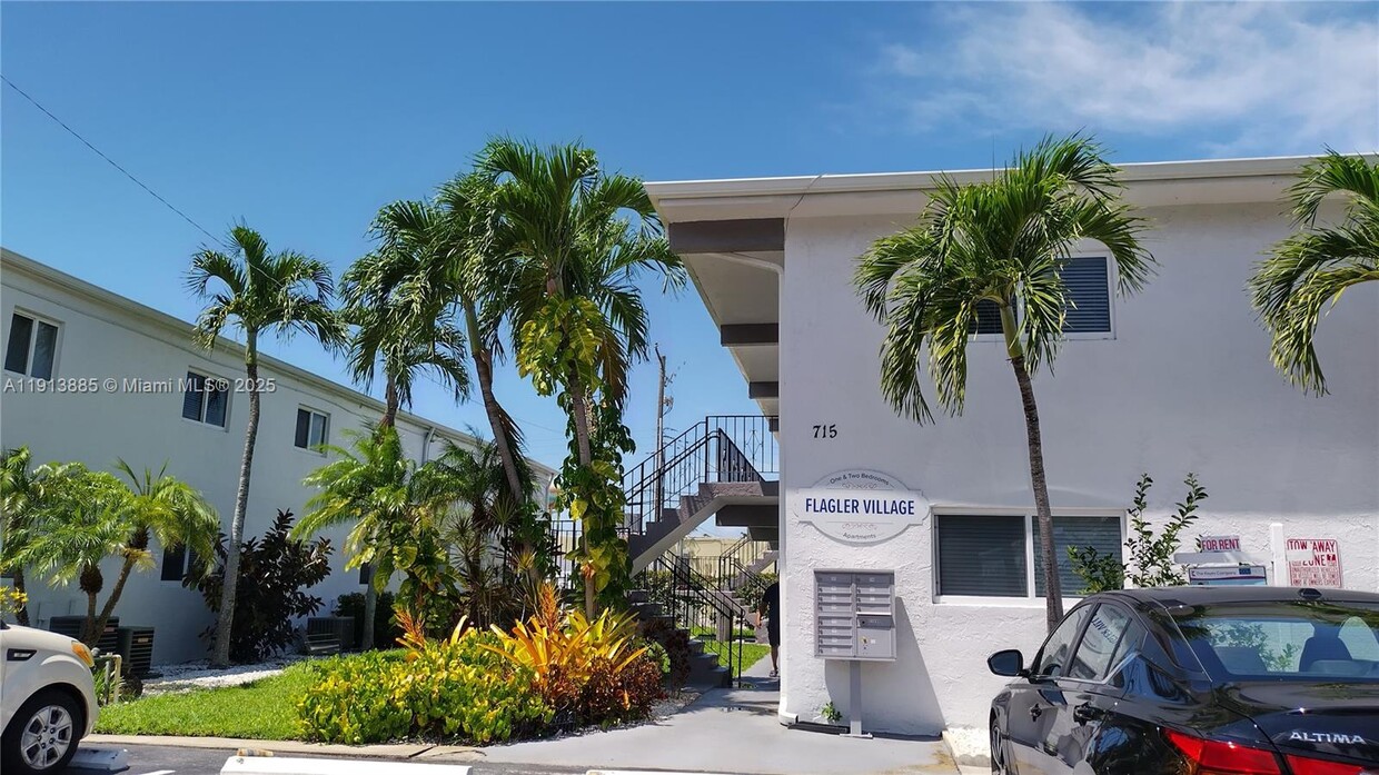Foto principal - 715 NE 2nd Ave