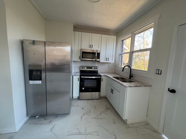 Foto del edificio - 3 Bedroom. Fully remodeled,  Close to I-77 and downtown Statesville.