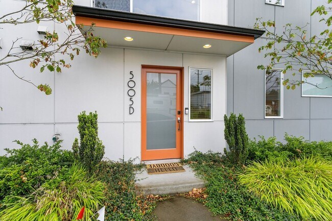 Building Photo - Luxury Townhome in the Heart of Columbia City