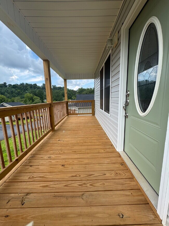 Building Photo - "Charming 3-Bedroom Retreat with 2 Full Ba...