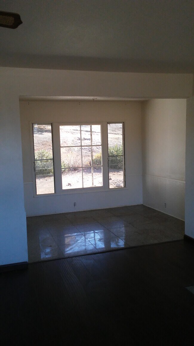 granite dinging room - 12003 Fremont St