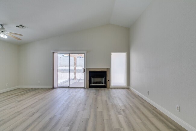 Foto del edificio - Charming 3-Bedroom Home with Covered Patio