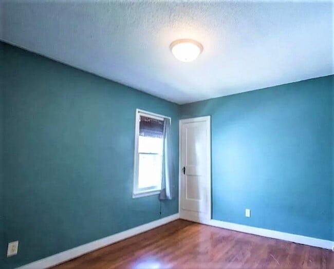 Building Photo - Attention College Students!!