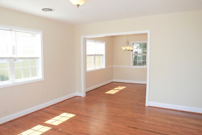 Building Photo - BEAUTIFULLY RENOVATED Westview Home!