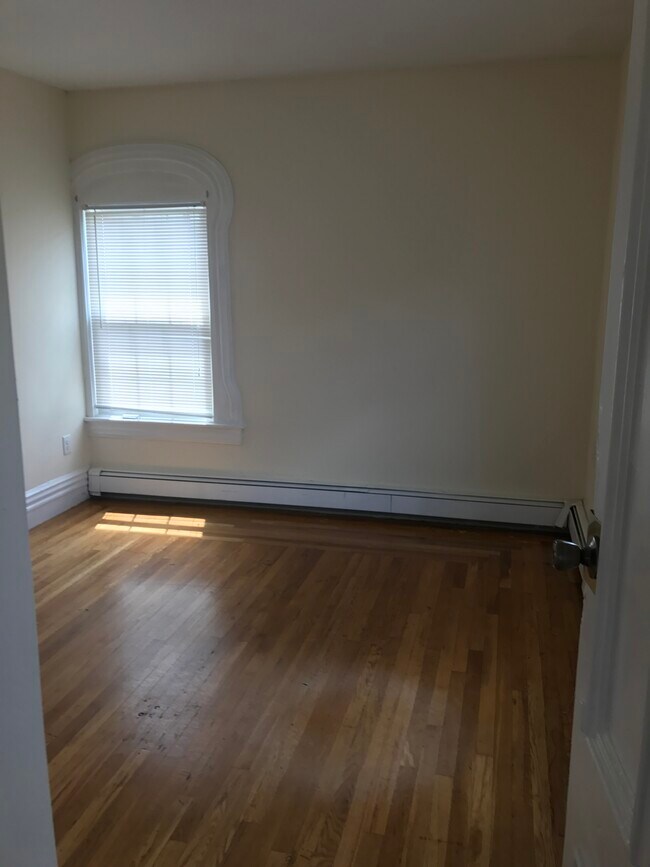 Building Photo - 72 Varney St