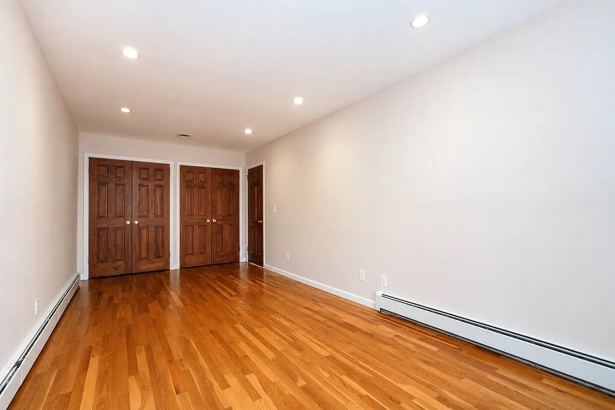 Building Photo - 2096 Somerset Pl SE