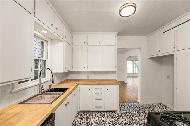 Building Photo - 506 NW Fort Sill Blvd