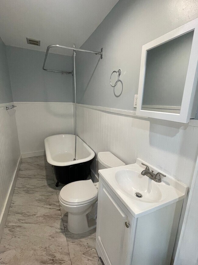 Foto del edificio - Beautifully Remodeled 2-Bedroom First Floor Apartment – Adams, MA – $1,500/month