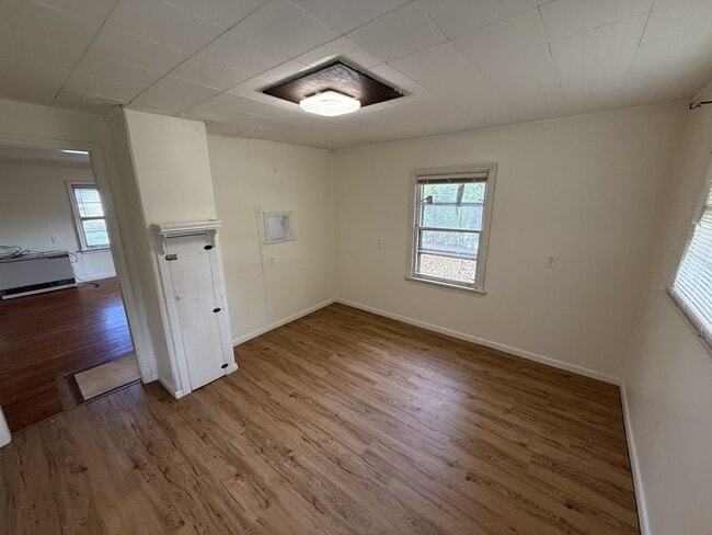 Building Photo - 594 Lansingville Rd