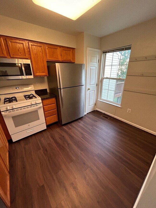 Foto del edificio - 3 BED + 3 Bath - Brick front townhome in P...