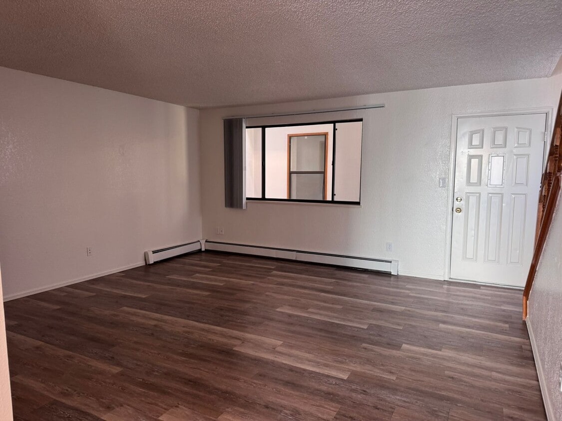 Primary Photo - Cute 2 Story, 3Bed, 1.5Bath Townhouse in G...