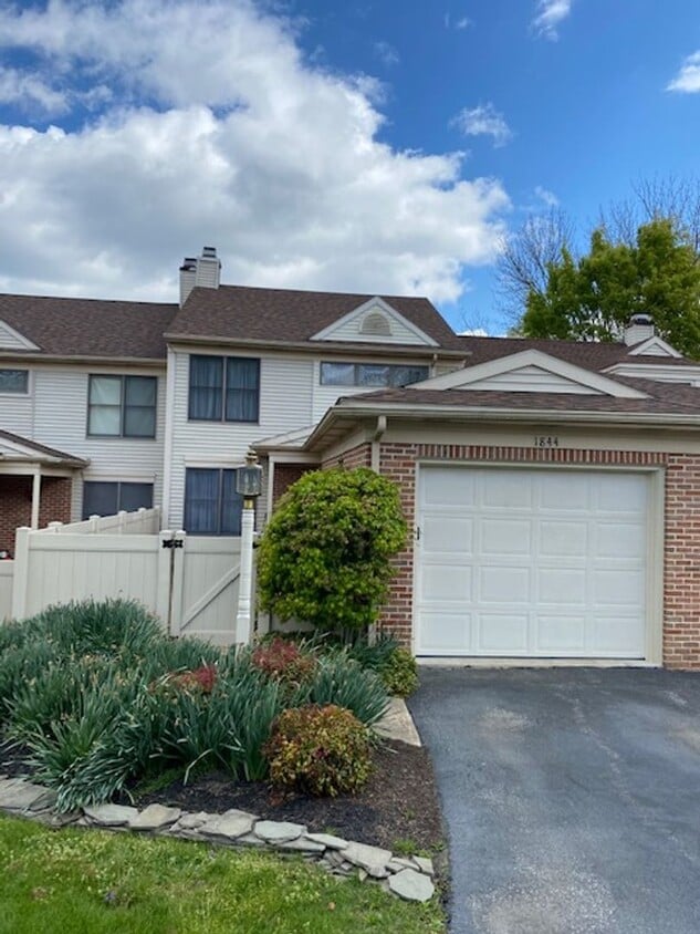 Primary Photo - 3 bedroom 4 bathroom home in Lancaster tow...