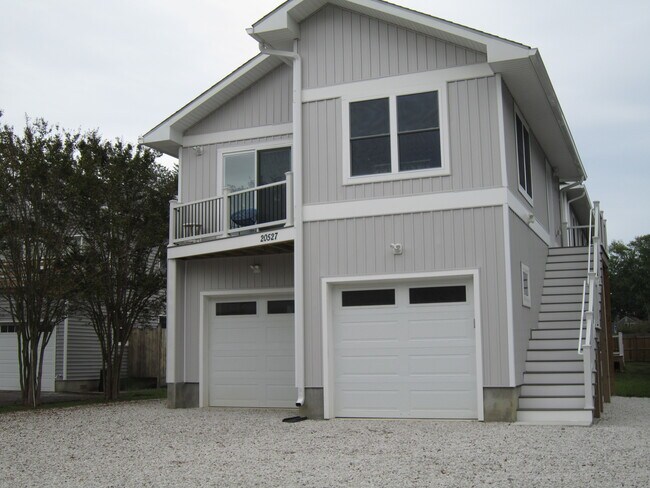 Vista exterior de la calle con escalera - 20527 Washington St