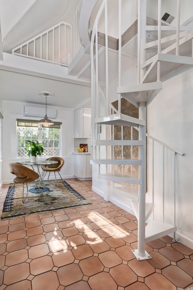 Foto del edificio - 2427 N Gower St