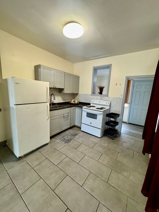 Building Photo - Spacious 3 Bed North Philadelphia Home | S...