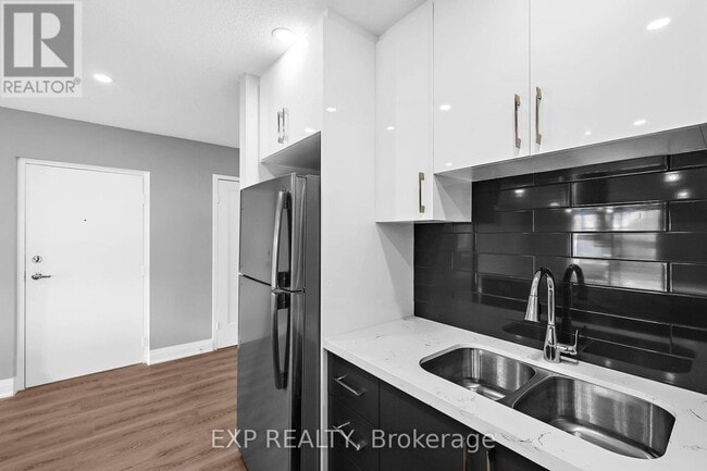 Building Photo - 529 Elm St