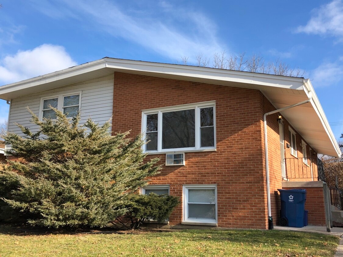 525 Ryan Ln Unit A, West Dundee, IL 60118 Room for Rent in West